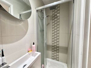 Ensuite- click for photo gallery